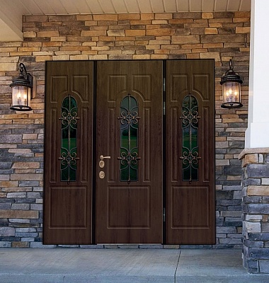 Дизайн коричневой трёхстворчатой входной двери