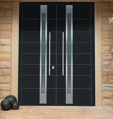 Дизайн чёрной двухстворчатой входной двери со стеклопакетами